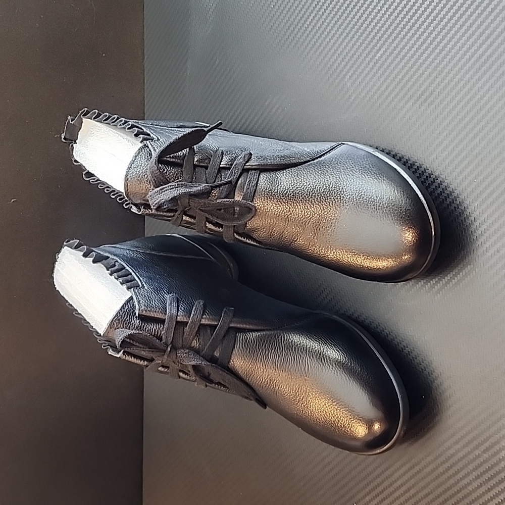 Womens Kaluqi, readers shoes. 1 inch soft heel. Size 7